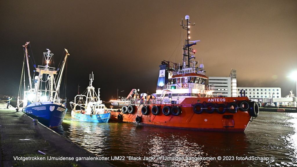 Vlotgetrokken IJmuidense garnalenkotter IJM22 Black Jack in IJmuiden aangekomen