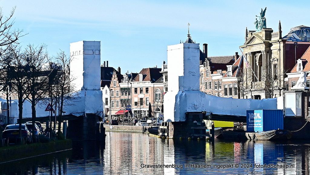Gravestenenbrug in Haarlem ingepakt