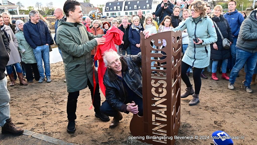 Opening Bintangsbrug in Beverwijk door Bintangsfrontman Frank Kraaijeveld