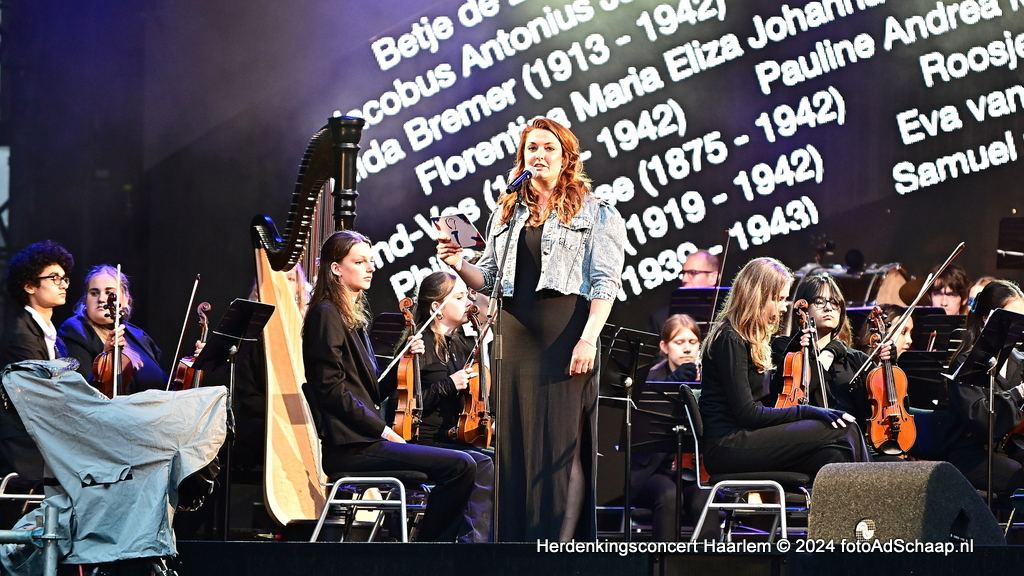 Publiek trotseert regen tijdens Herdenkingsconcert 2024 in Haarlemmerhout