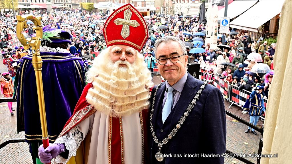 Sinterklaas met stoomsleepboot aangekomen in Haarlem