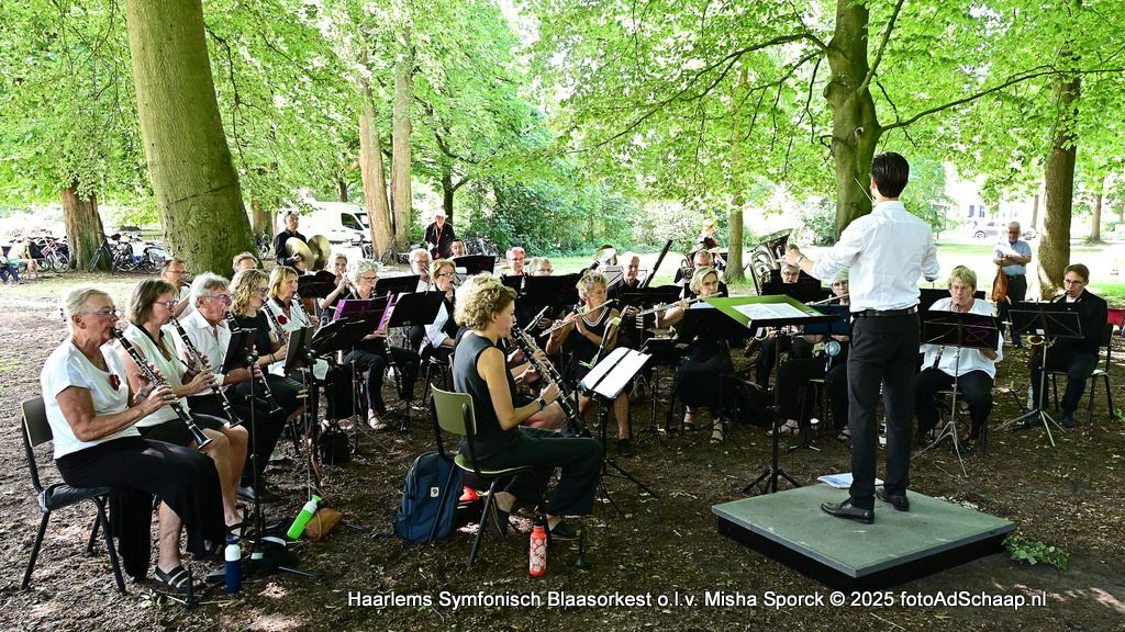 Concert Haarlems Symfonisch Blaasorkest en Hoorns Harmonie Orkest in De Hout
