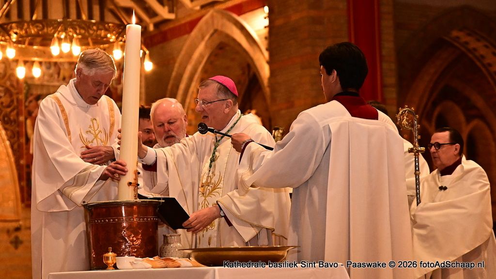 Paaswake in de Kathedrale Basiliek Sint Bavo Haarlem