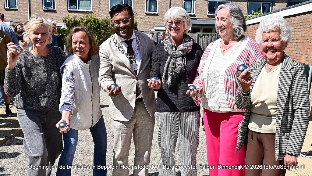 Opening jeu de boulesbaan Bepplein Heemstede door Burgemeester Falgun Binnendijk