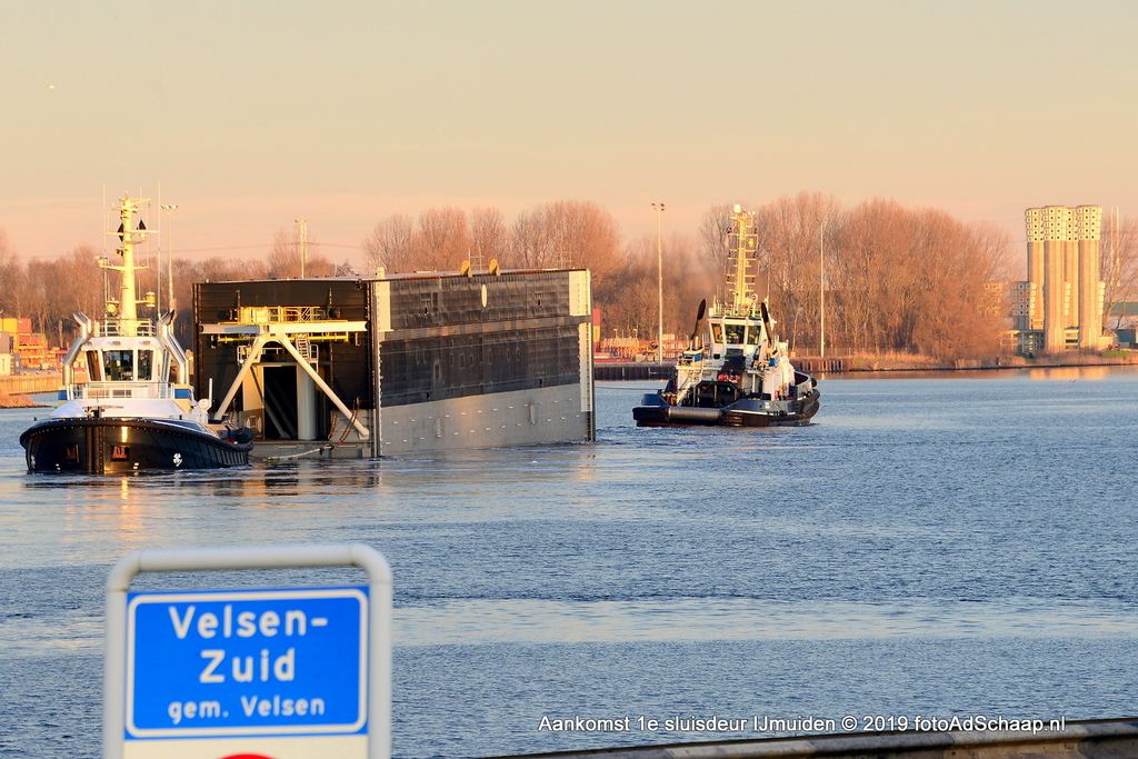 Aankomst 1e deur nieuwe zeesluis 2019 IJmuiden