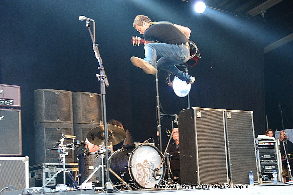 BeeckestijnPop 2015 - Gitarist duikt op drumstel