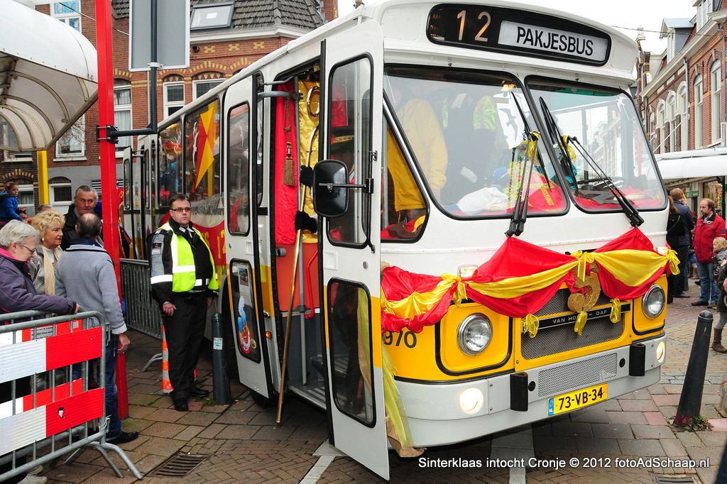Sinterklaas intocht 2012 Haarlem - pakjesbus vast in Cronjéstraat